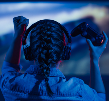 Image d'une femme tenant une manette de jeux dans sa main droite